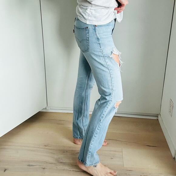 Womens Levi’s 511 Size 30 x 32 Light wash Distressed Straight Leg Jeans - Picture 6 of 11